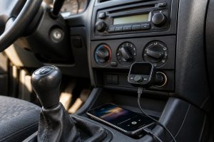 TOP 5 geriausi FM moduliatoriai 2026 m. – muzika per seną radiją