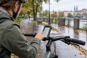 5 telefono laikikliai dviračiui iki 30 Eur: lietui ar duobėms?