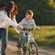 Mama mokina sūnų važiuoti su dviračiu vaikams