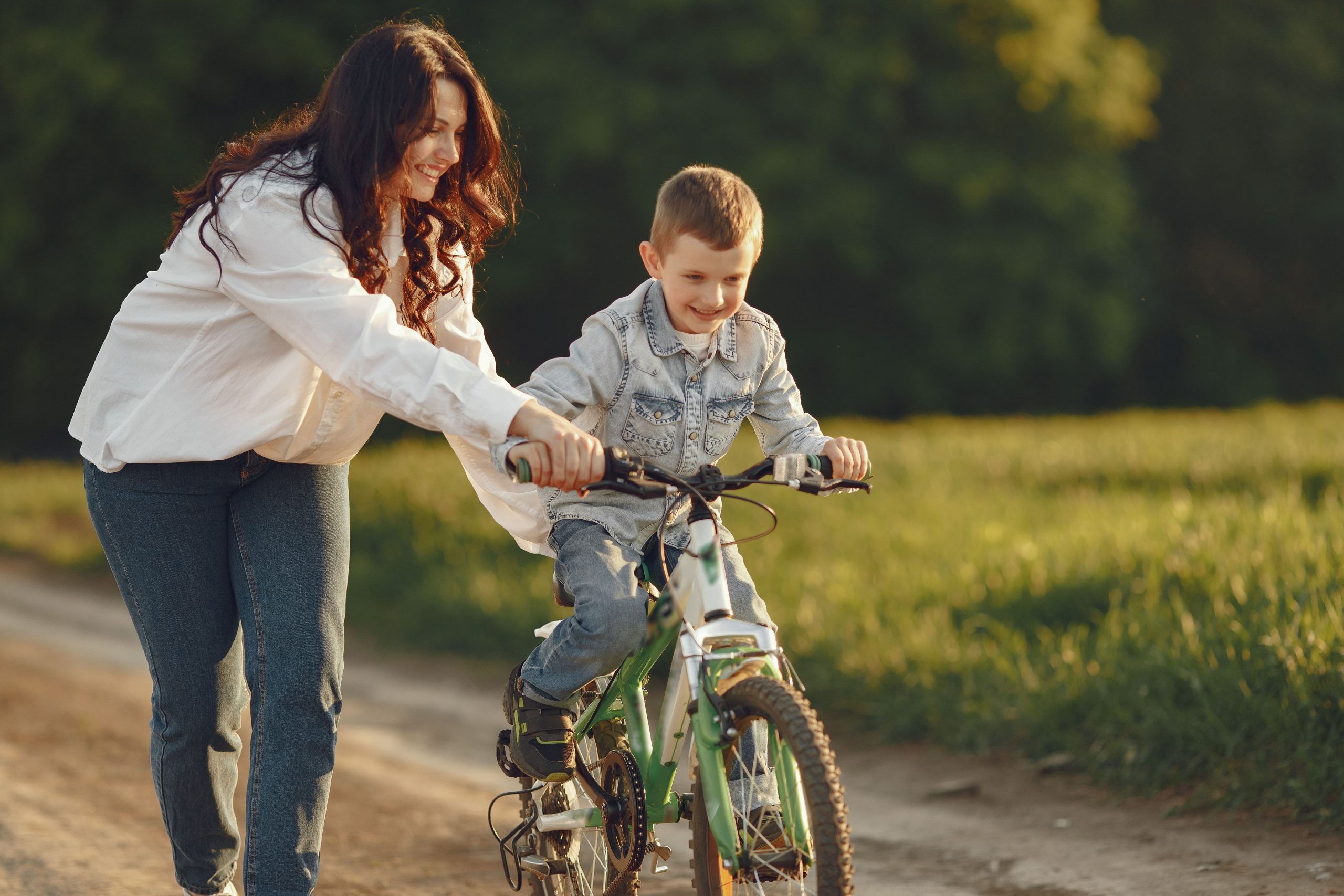 Mama mokina sūnų važiuoti su dviračiu vaikams