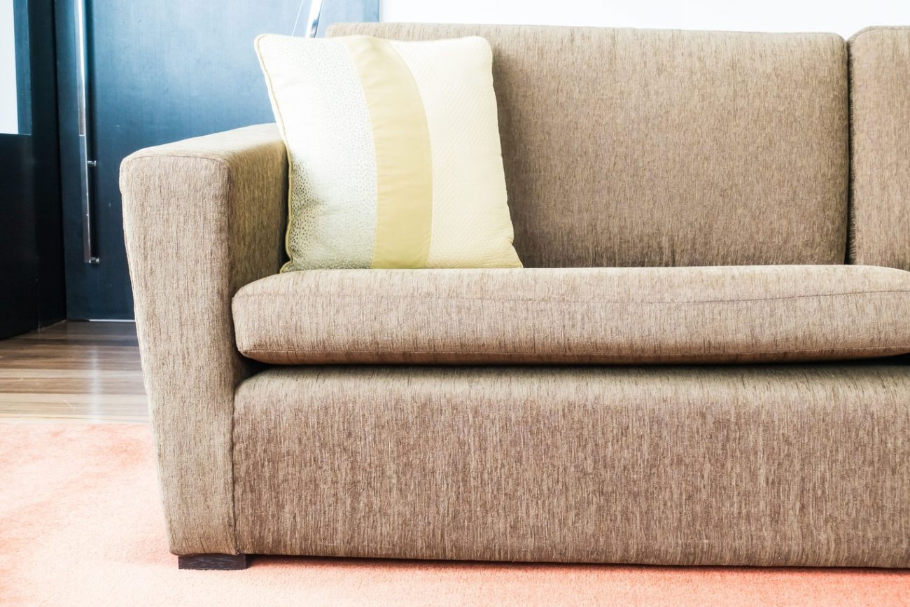 Masyvi sofa lova be kojelių mažoje erdvėje