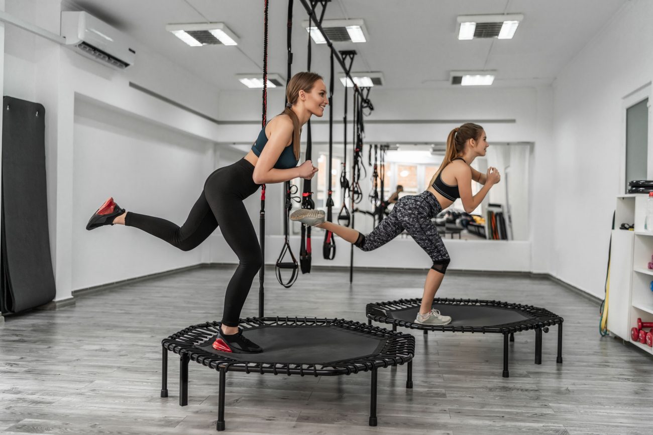 Moterys sportuoja ant batuto