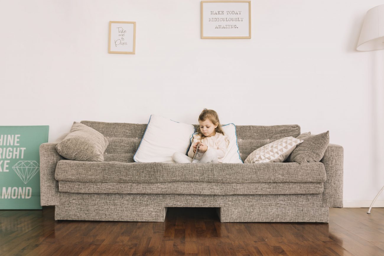 Trivietė sofa lova: išskleidžiama, švelnios spalvos. Derės su visais baldais
