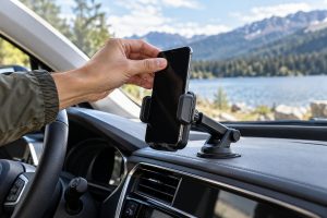Kaip parinkti telefono laikiklį automobiliui 2026 m. kelionėms?
