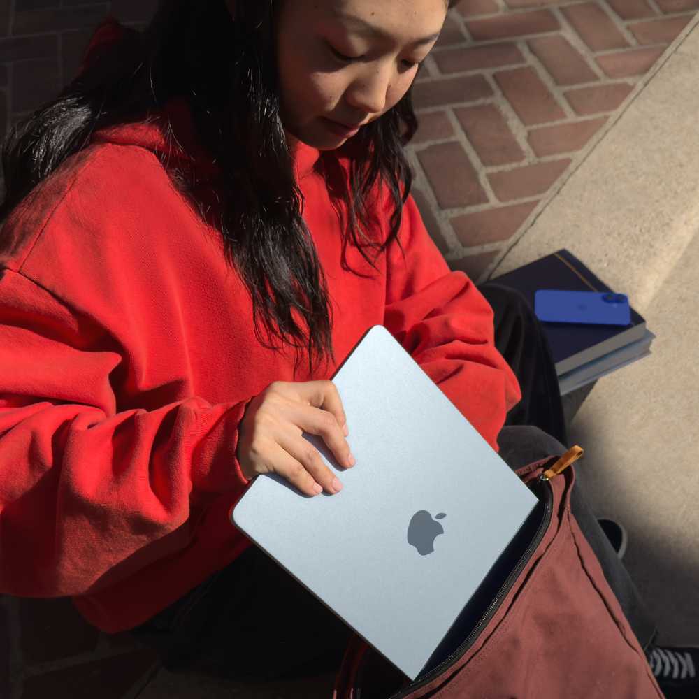 MacBook Air M5 nešiojamas kompiuteris ir mergina.