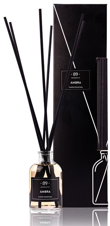 Namų kvapas su lazdelėmis „Aromatic 89 Ambra“. Permatomas buteliukas su juodomis lazdelėmis. Viduje skystis.