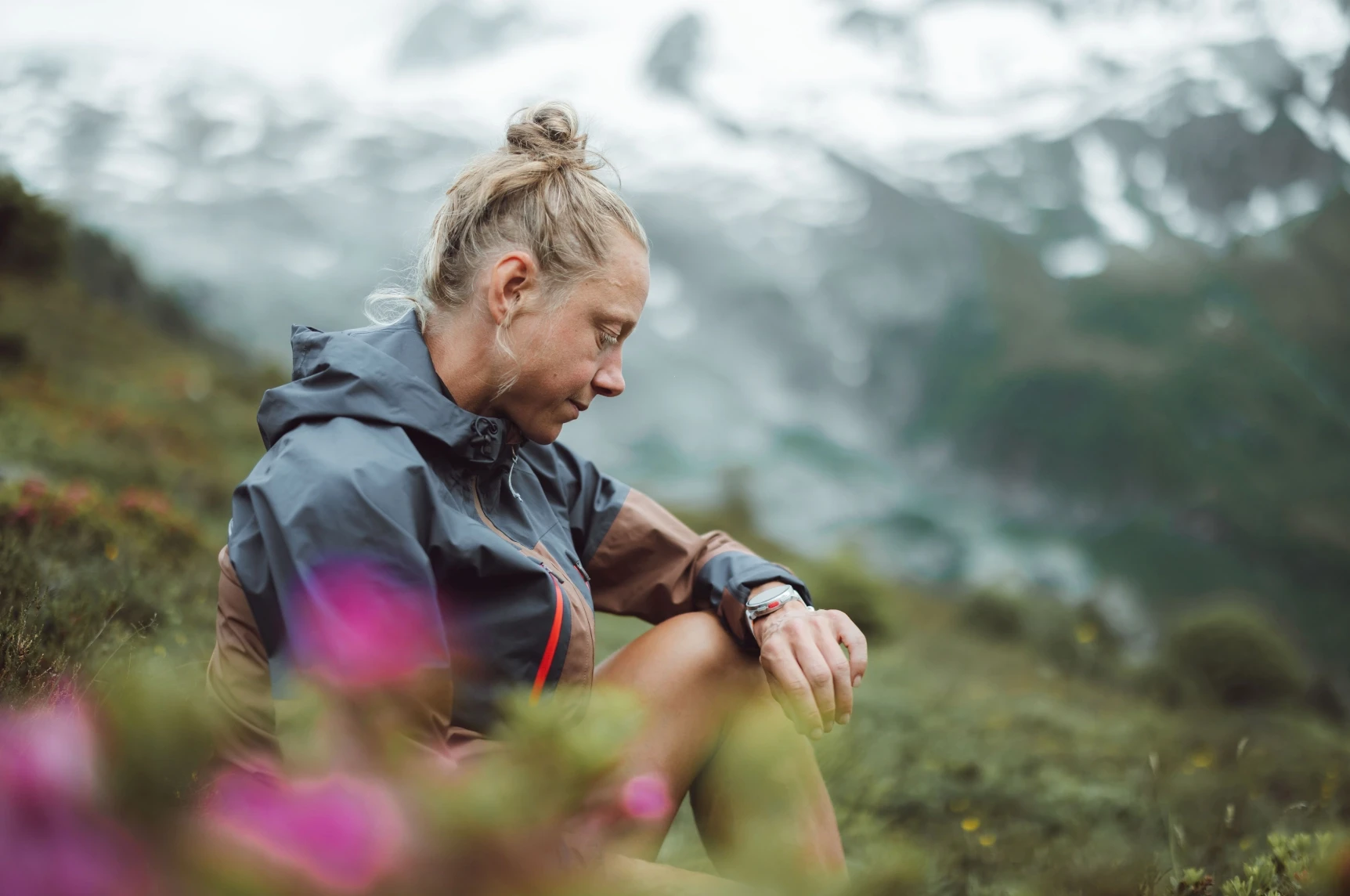 Išmanusis laikrodis Polar Vantage V3 S/L. Sidabrinės spalvos korpusas su pilkos spalvos dirželiu aprašymas - Prekės nuotrauka