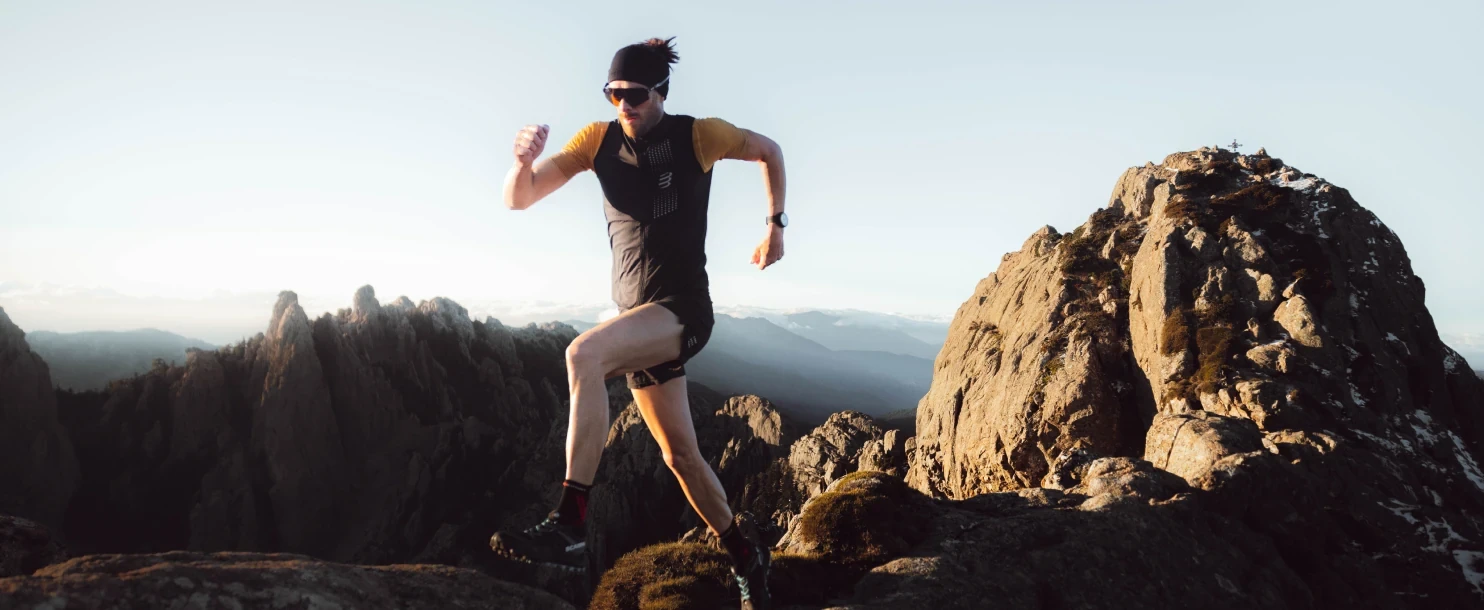 Išmanusis laikrodis Polar Grit X2 Pro, Nerūdijančio plieno korpusas su pilkos spalvos silikoniniu dirželiu aprašymas - Prekės nuotrauka