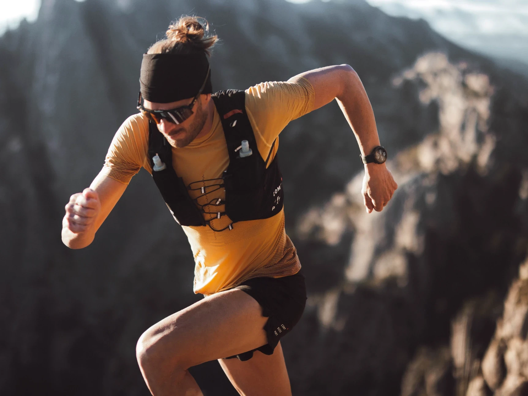 Išmanusis laikrodis Polar Grit X2 Pro, Nerūdijančio plieno korpusas su pilkos spalvos silikoniniu dirželiu aprašymas - Prekės nuotrauka