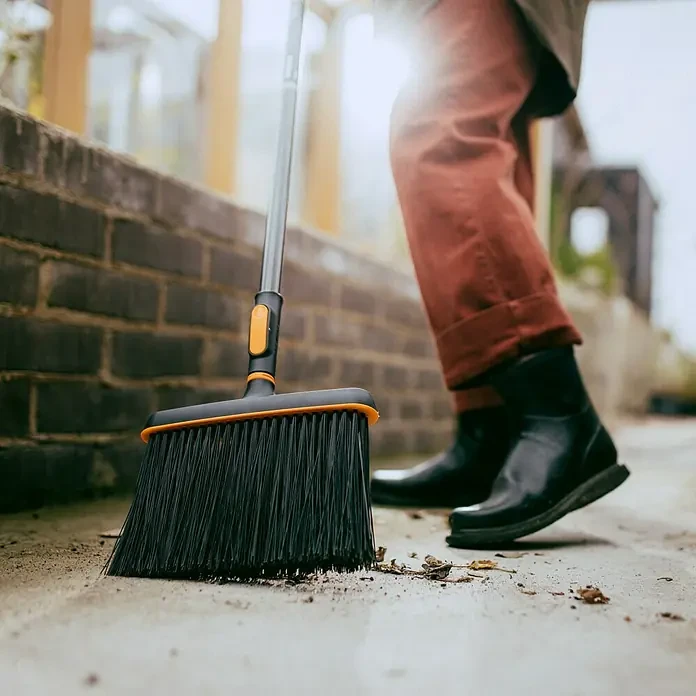 Fiskars OneClick šepetys ilgais šeriais 1080699 aprašymas - Prekės nuotrauka