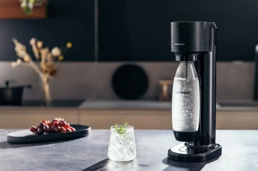 Gazuotų gėrimų gaminimo aparatas SodaStream Gaia, juodos spalvos +DOVANA Bubly drops™ citrinų skonio SodaStream sirupas aprašymas - Prekės nuotrauka
