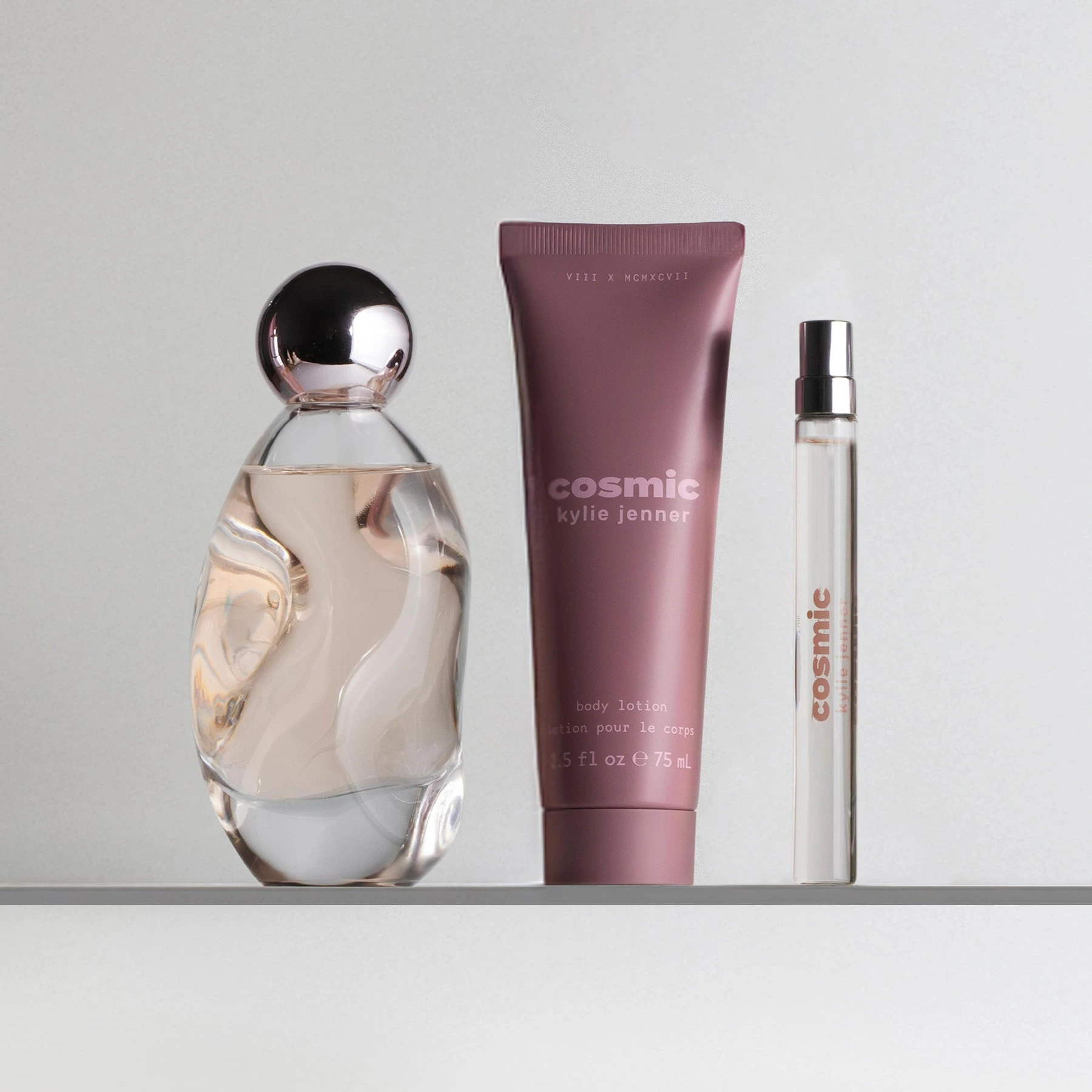 Kvepalų rinkinys moterims Kylie Cosmetics Cosmic Kylie Jenner (EDP, 100 ml + EDP, 10 ml + kūno losjonas, 75 ml) aprašymas - Prekės nuotrauka