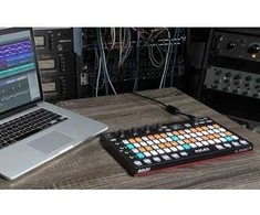 Akai Professional Fire – FL Studio Performance Controller su 4×16 RGB pad matrica, OLED ekranu ir MIDI valdymu