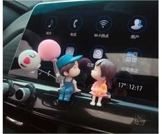 Automobilio dekoracija: berniukas ir mergaitė su balionais