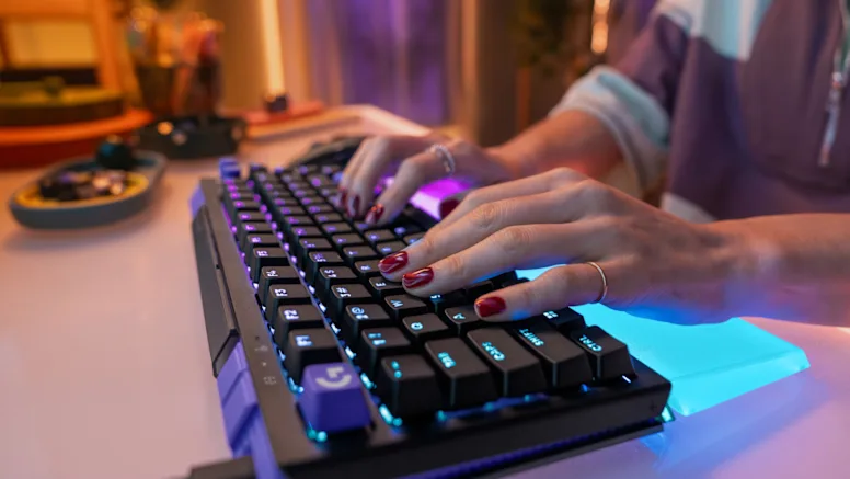 Riešo atrama klaviatūrai Logitech G512 X Palm Rest 98, permatomo akrilo aprašymas - Prekės nuotrauka