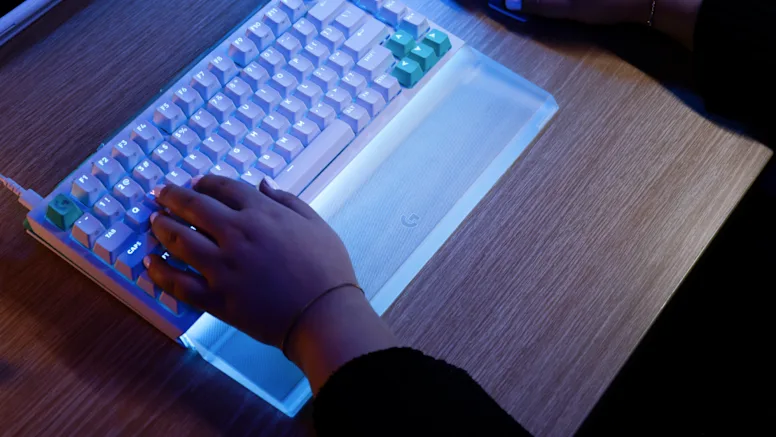 Riešo atrama klaviatūrai Logitech G512 X Palm Rest 98, permatomo akrilo aprašymas - Prekės nuotrauka
