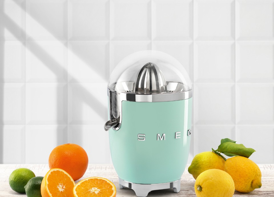Smeg Citrusinių vaisių sulčiaspaudė CJF11BLEU, blizgi juoda aprašymas - Prekės nuotrauka