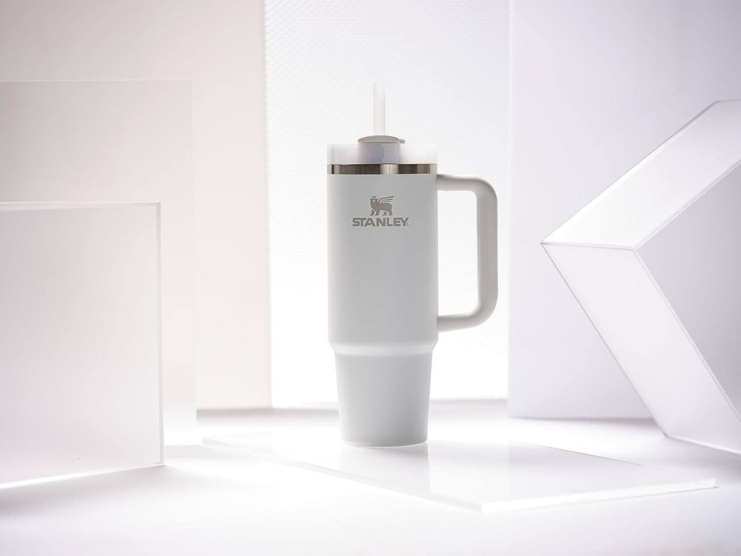Termo puodelis Stanley Quencher H2.O FlowState 0,89 L - šerkšno baltos spalvos aprašymas - Prekės nuotrauka
