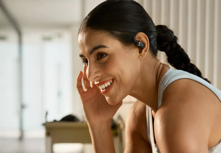 Shokz OpenFit 2+ ausinės su kaulų laidumo technologija ir „Dolby Audio“, pilkos aprašymas - Prekės nuotrauka
