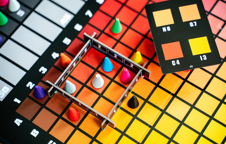 Stalo žaidimas Usaopoly Hues and Cues aprašymas - Prekės nuotrauka