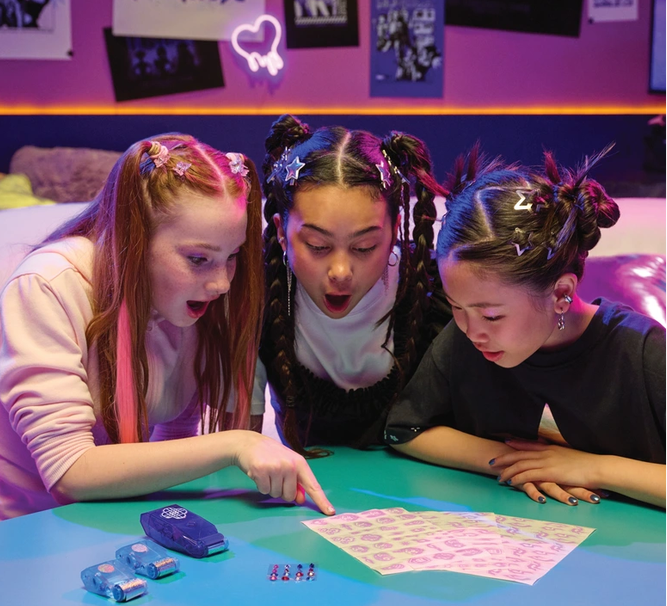 Laikinų tatuiruočių kūrybinis rinkinys Cool Maker KPop Demon Hunters Shimmer Me aprašymas - Prekės nuotrauka