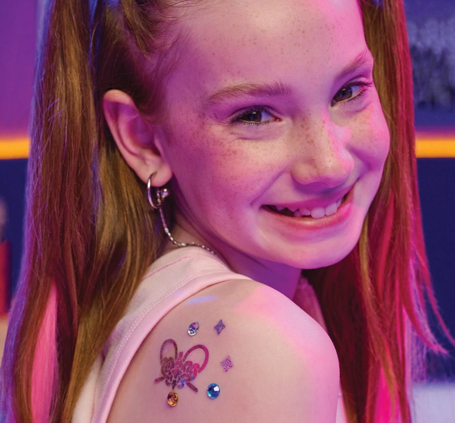 Laikinų tatuiruočių kūrybinis rinkinys Cool Maker KPop Demon Hunters Shimmer Me aprašymas - Prekės nuotrauka