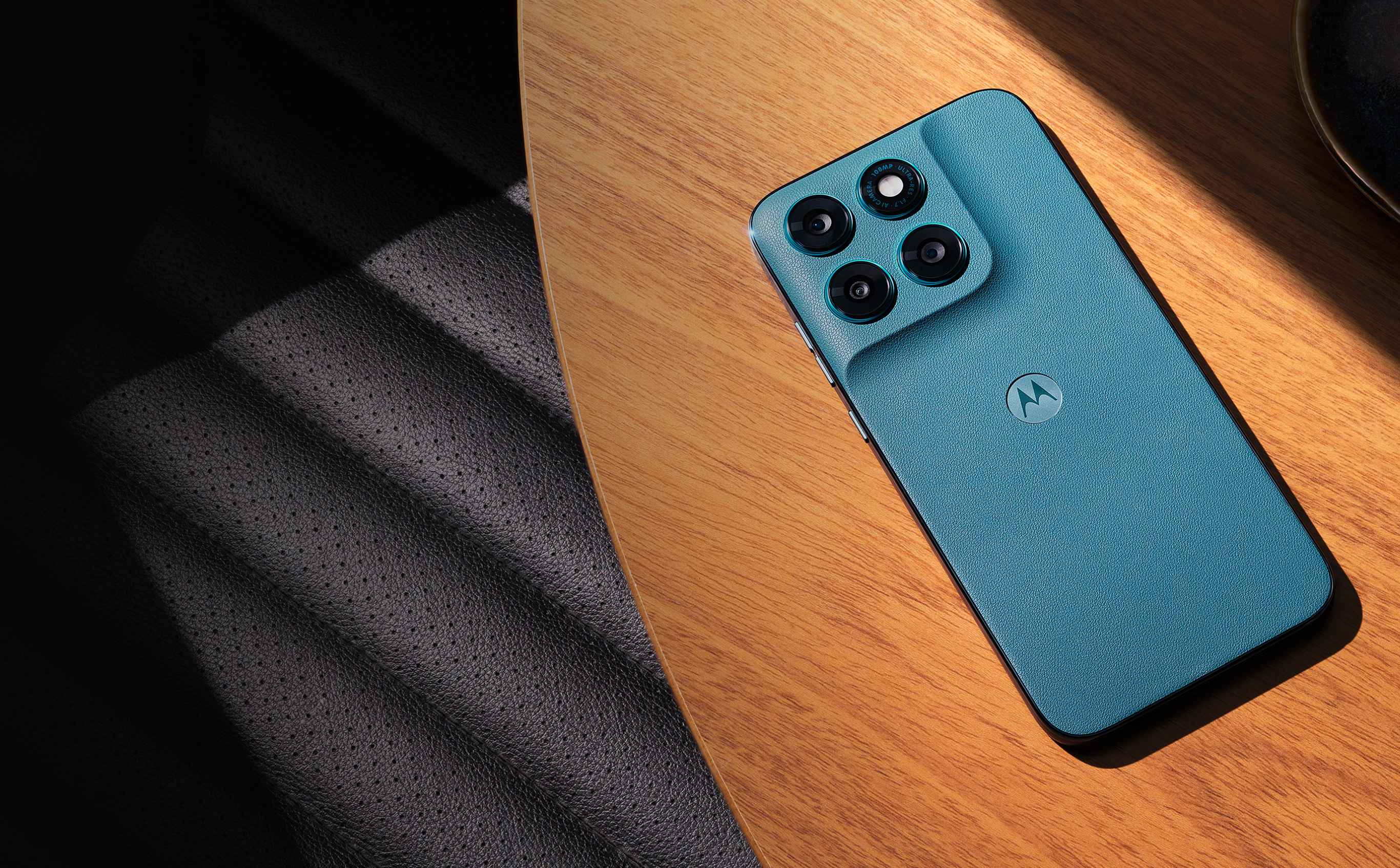 MOTOROLA G77 8/128GB SHADED SPRUCE +DOVANA Išmanusis sekiklis, įkroviklis, išmanusis laikrodis ir nešiojamo kompiuterio kuprinė aprašymas - Prekės nuotrauka