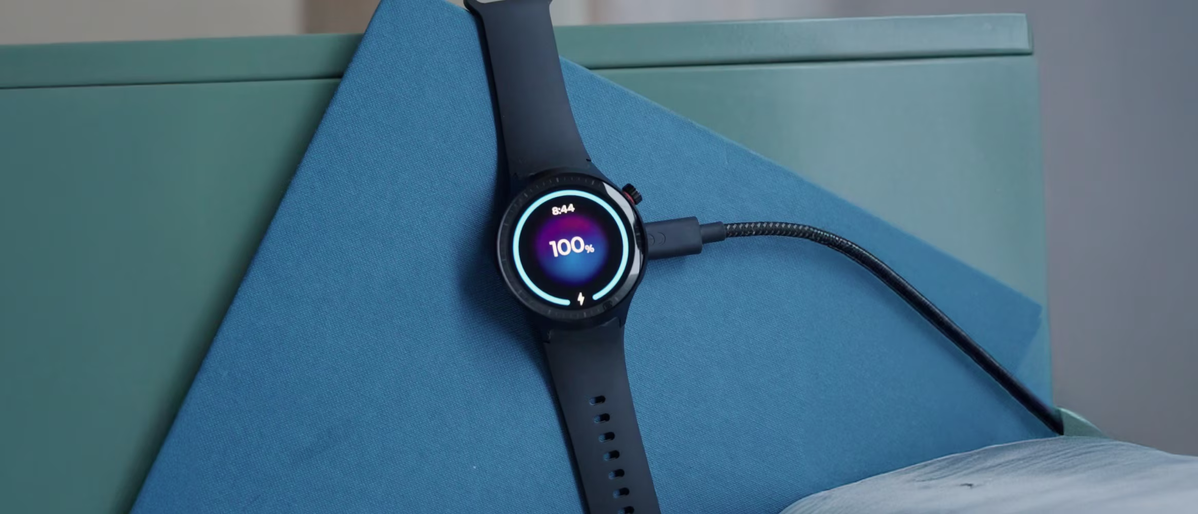 Išmanusis laikrodis MOTOROLA moto watch, sidabrinis, su sidabrine ir žalia apyrankėmis aprašymas - Prekės nuotrauka
