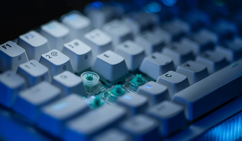 Mechaninė žaidimų klaviatūra Logitech G512 X 98, Tactile, US International, Balta aprašymas - Prekės nuotrauka