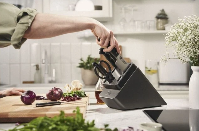 Peilių rinkinys su savaime galandančiu stovu Zwilling Gourmet, 7 dalių, 5 peiliai + žirklės, antracito spalvos, 1027276 aprašymas - Prekės nuotrauka