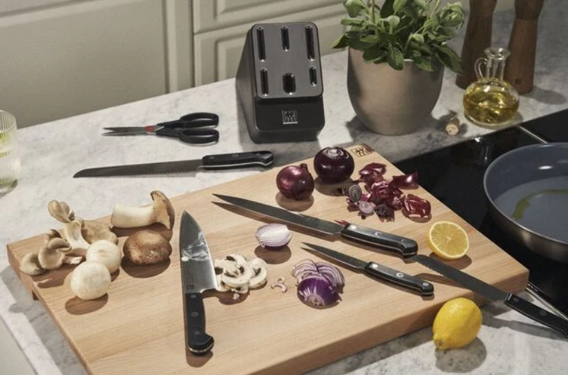 Peilių rinkinys su savaime galandančiu stovu Zwilling Gourmet, 7 dalių, 5 peiliai + žirklės, antracito spalvos, 1027276 aprašymas - Prekės nuotrauka