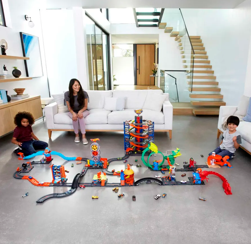 Trasos rinkinys su automobiliuku „Mattel Hot Wheels Track Builder Unlimited Fuel Can Stunt Box“, HDX78 aprašymas - Prekės nuotrauka