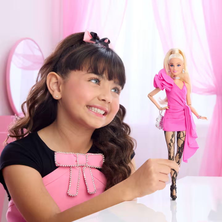 Lėlė Mattel BARBIE DELUXE FASHIONISTAS su rožine suknele aprašymas - Prekės nuotrauka