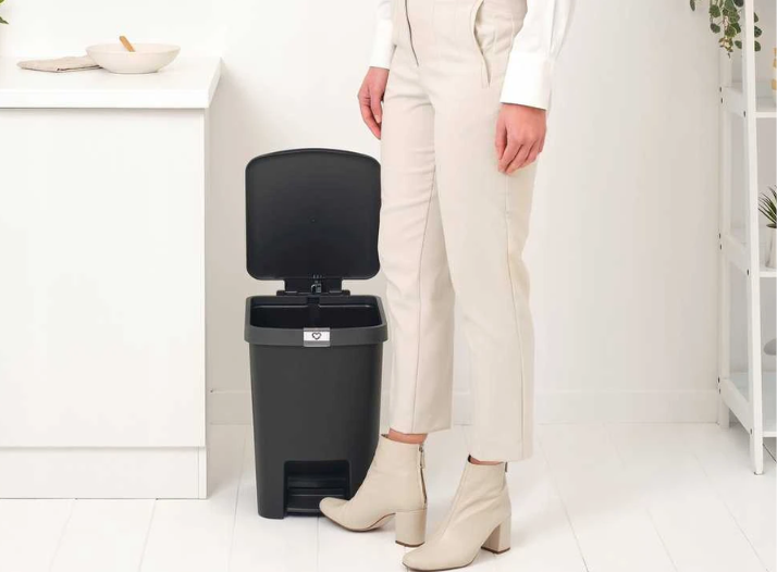 Šiukšliadėžė Brabantia StepUp, 25 l, tamsiai pilka aprašymas - Prekės nuotrauka