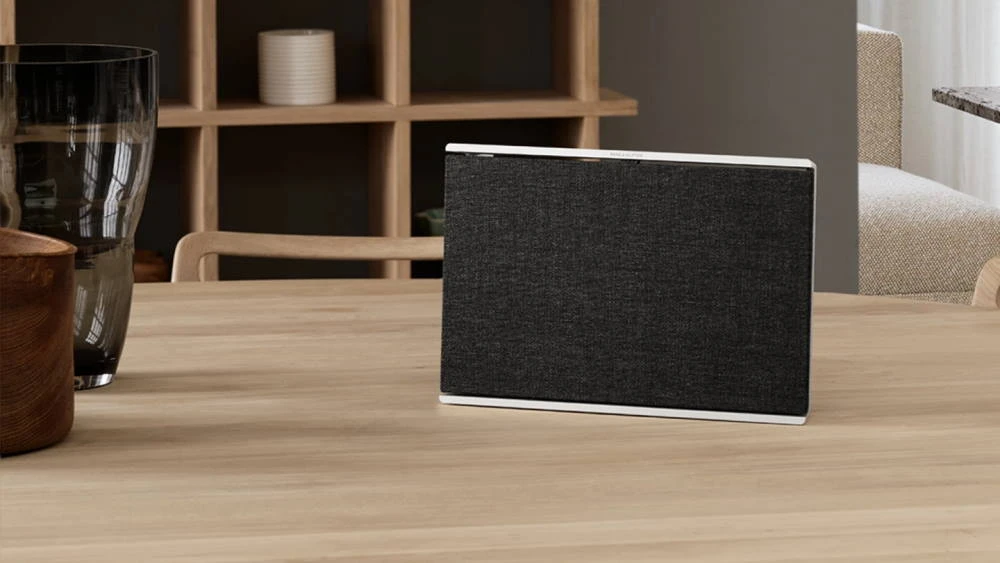 Bang & Olufsen Beosound Level Nešiojama Namų Kolonėlė, (Gold Tone Alu/Light Oak), su WiFi ir Google balso asistentu aprašymas - Prekės nuotrauka