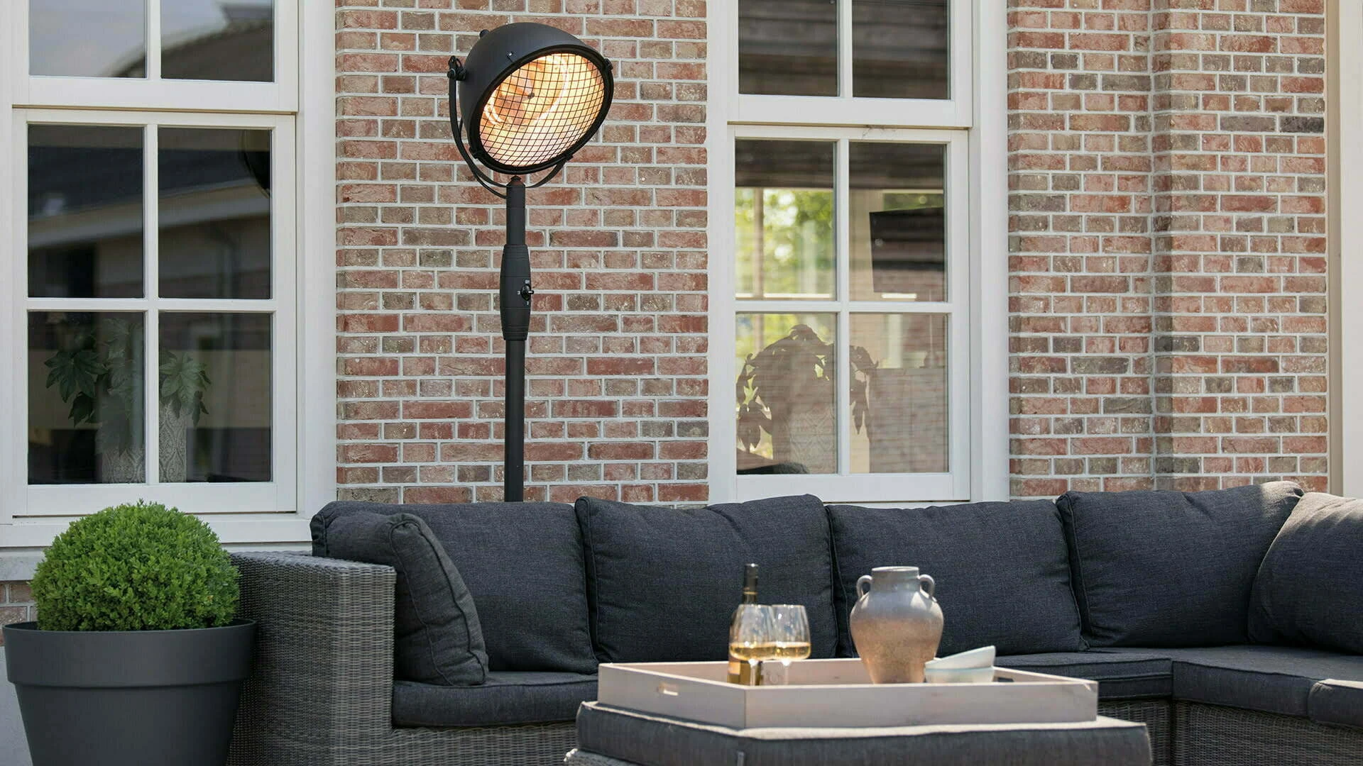 SUNRED® Indus Bright pastatomas infraraudonųjų spindulių terasos šildytuvas RSS19, 2100 W, Juodas aprašymas - Prekės nuotrauka