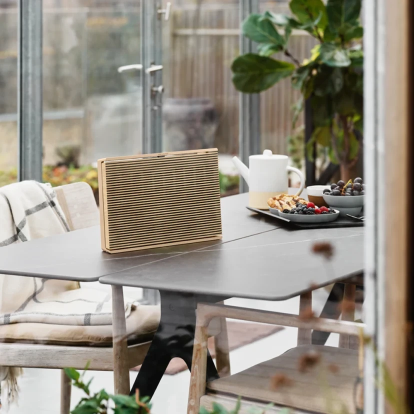 Bang & Olufsen Beosound Level Nešiojama Namų Kolonėlė, (Gold Tone Alu/Light Oak), su WiFi ir Google balso asistentu aprašymas - Prekės nuotrauka
