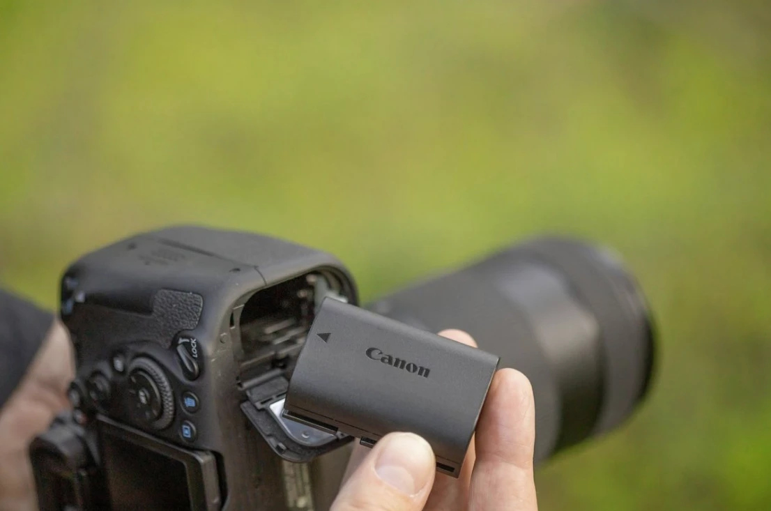 Canon EOS 90D + EF-S 18-135mm f/3.5-5.6 IS USM SLR fotoaparato komplektas 32,5 MP CMOS 6960 x 4640 pikseliai Juoda aprašymas - Prekės nuotrauka