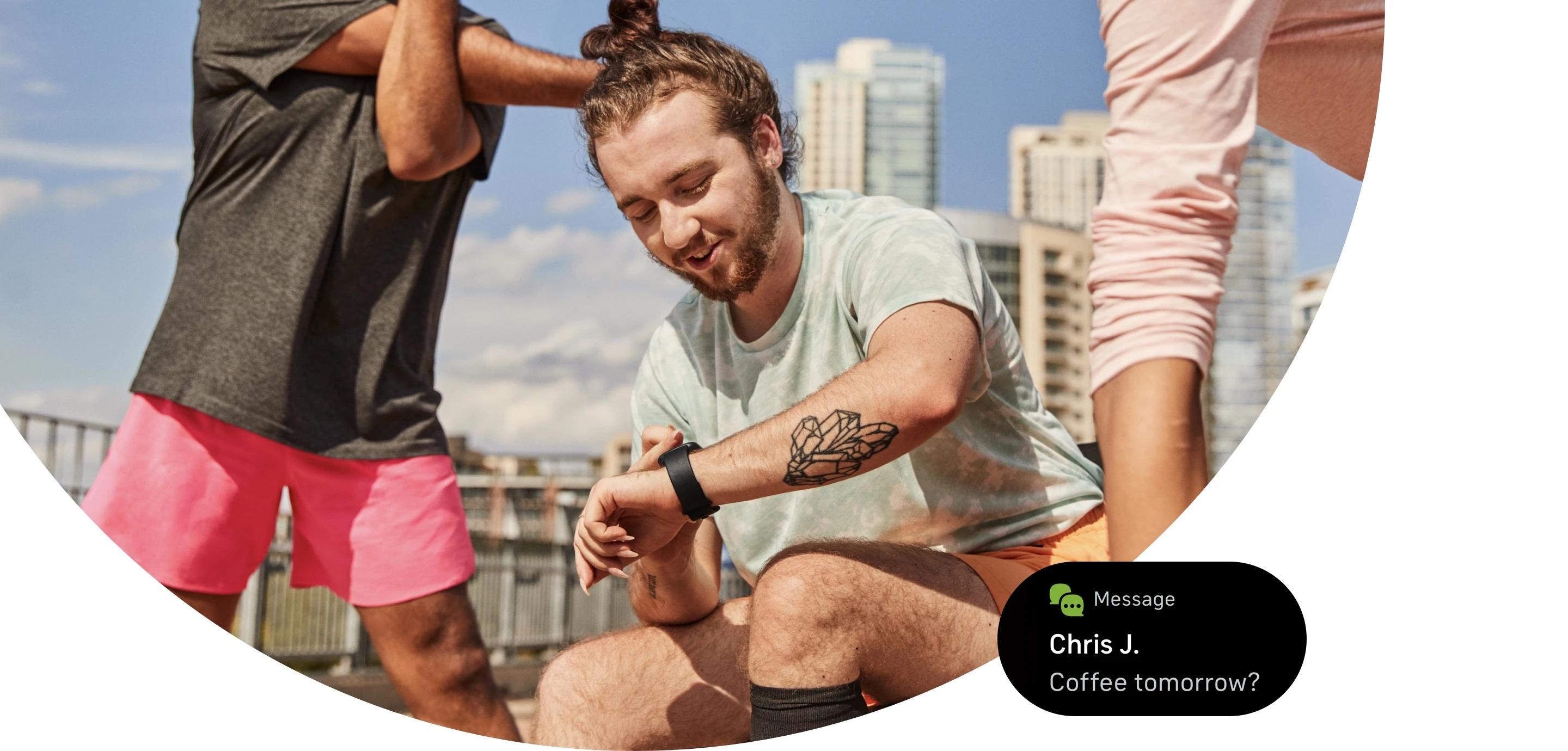 Išmanusis laikrodis Fitbit Versa 4, Platinos spalvos korpusas su melsvos spalvos silikoniniu dirželiu aprašymas - Prekės nuotrauka