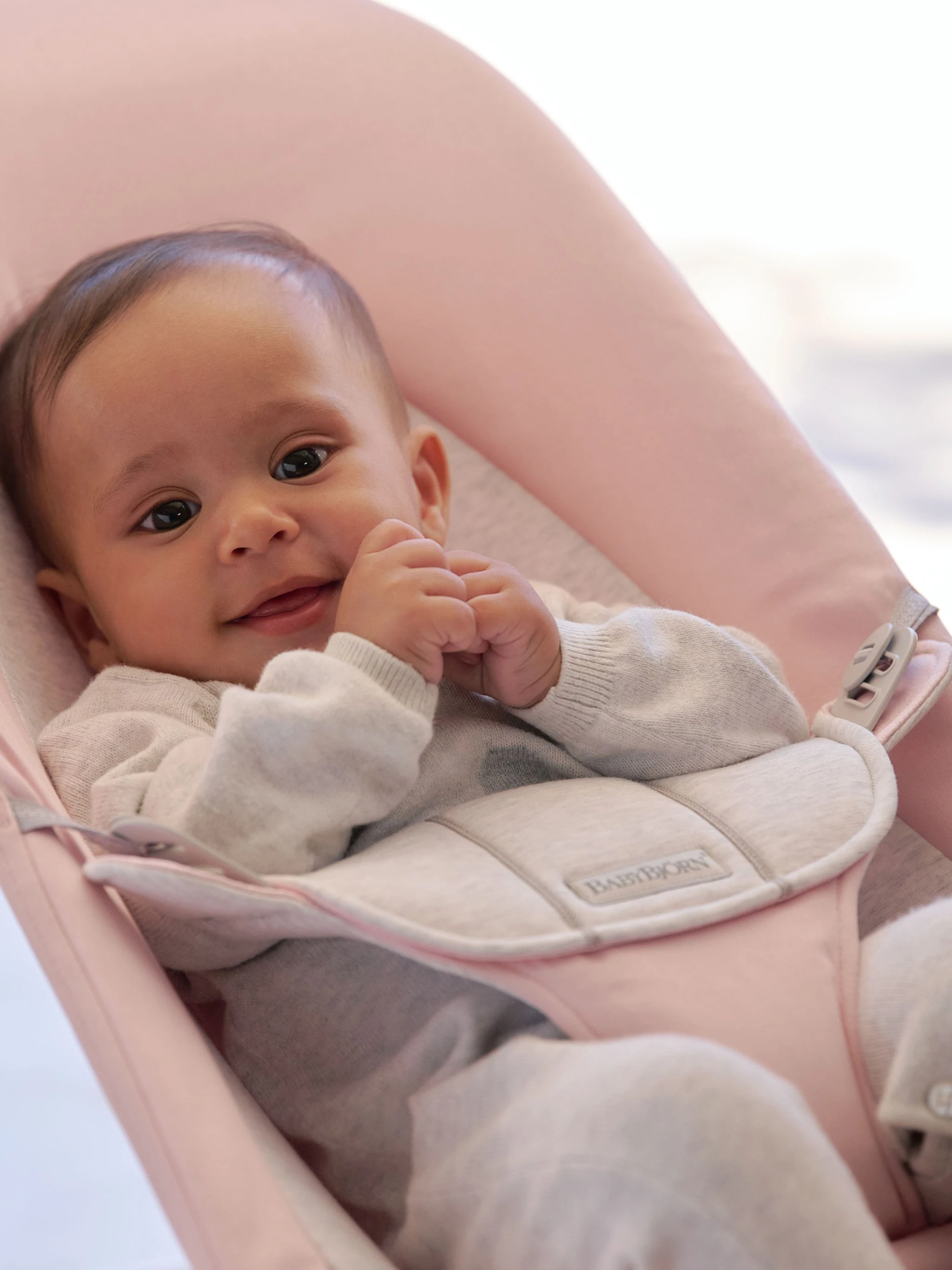 BABYBJORN gultukas BALANCE SOFT cotton/jersey, šviesiai rožinė / pilka (Nemokamas pristatymas) aprašymas - Prekės nuotrauka