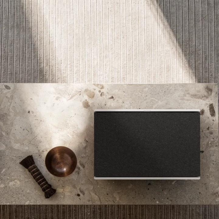 Bang & Olufsen Beosound Level Nešiojama Namų Kolonėlė, (Gold Tone Alu/Light Oak), su WiFi ir Google balso asistentu aprašymas - Prekės nuotrauka