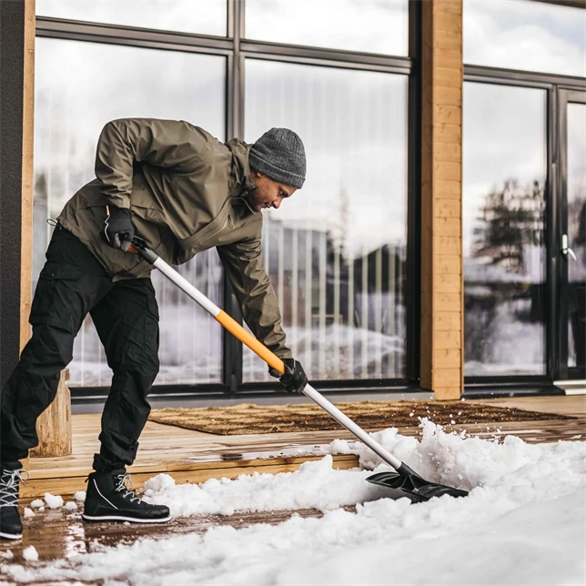 Fiskars X-series™ Sniego kastuvas aprašymas - Prekės nuotrauka