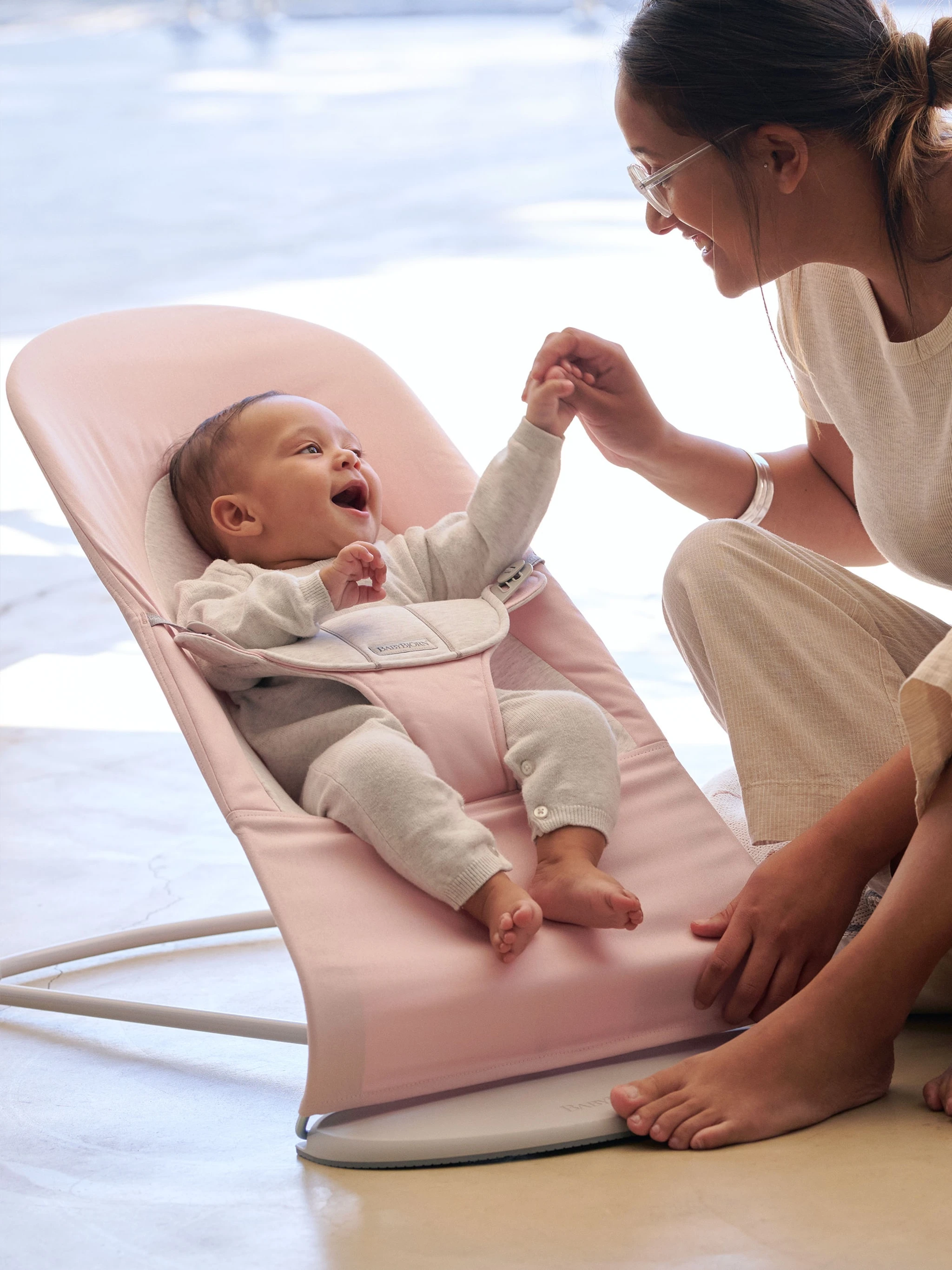 BABYBJORN gultukas BALANCE SOFT cotton/jersey, šviesiai rožinė / pilka (Nemokamas pristatymas) aprašymas - Prekės nuotrauka