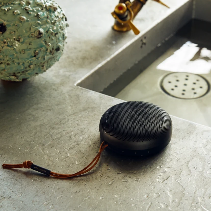 Bang & Olufsen Beosound A1 2nd Gen Nešiojama belaidė Bluetooth kolonėlė su balso asistentu, Juodos antracito spalvos aprašymas - Prekės nuotrauka