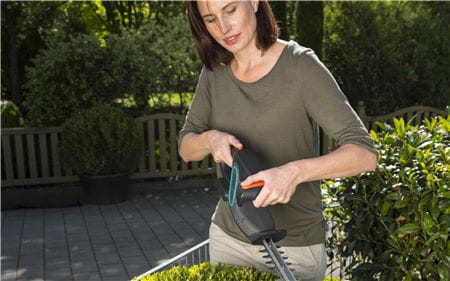 Gardena Akumuliatorinės krūmų žirklės EasyCut Li 40 2.0Ah pilnas komplektas aprašymas - Prekės nuotrauka
