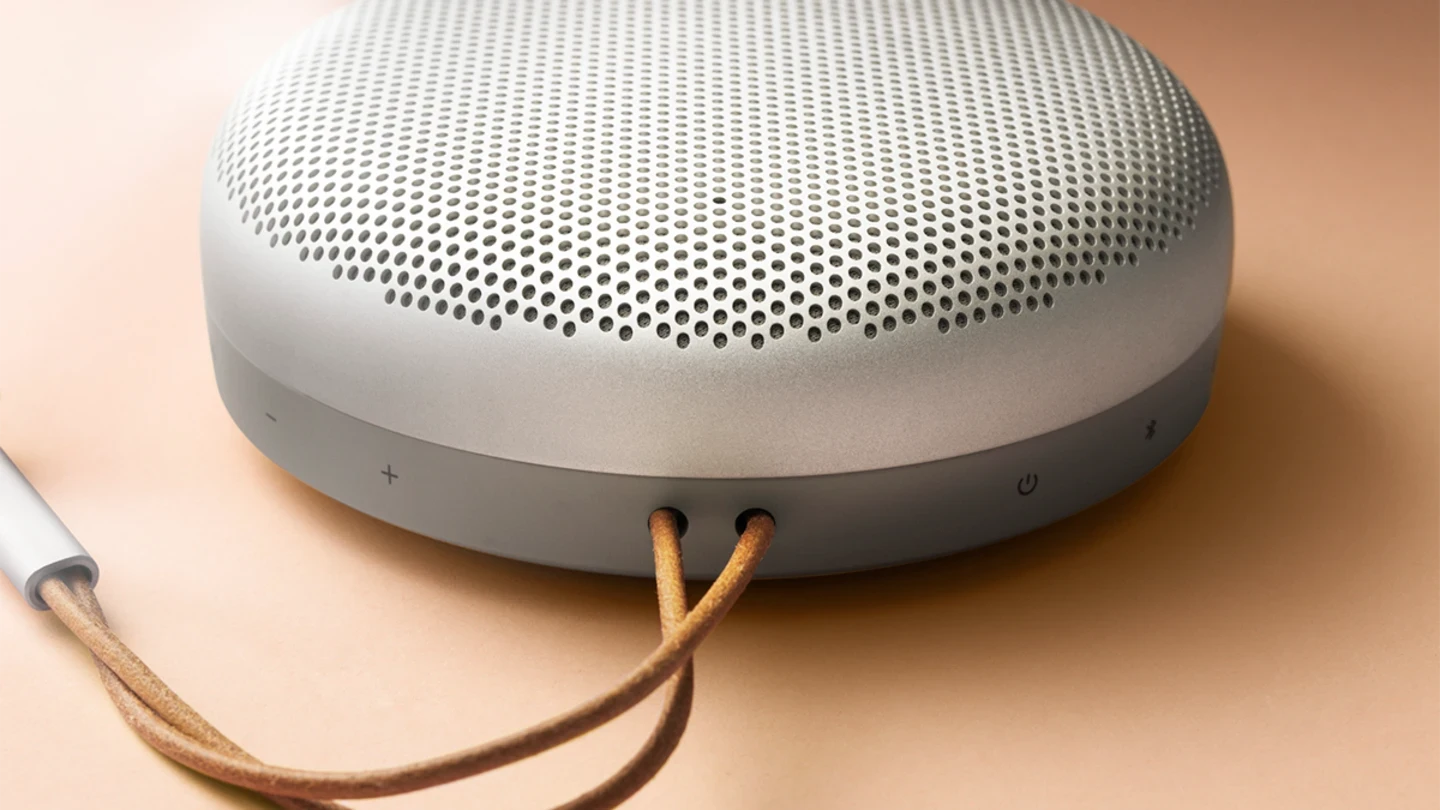 Bang & Olufsen Beosound A1 2nd Gen Nešiojama belaidė Bluetooth kolonėlė su balso asistentu, Gold Tone spalvos aprašymas - Prekės nuotrauka