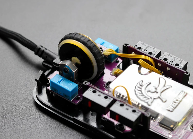 Ducky Feather Black & White pelė žaidimams su Huano Switch aprašymas - Prekės nuotrauka