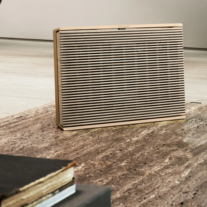Bang & Olufsen Beosound Level Nešiojama Namų Kolonėlė, (Gold Tone Alu/Light Oak), su WiFi ir Google balso asistentu aprašymas - Prekės nuotrauka