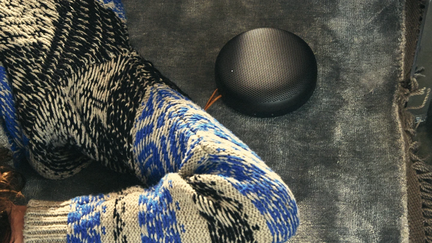 Bang & Olufsen Beosound A1 2nd Gen Nešiojama belaidė Bluetooth kolonėlė su balso asistentu, Gold Tone spalvos aprašymas - Prekės nuotrauka