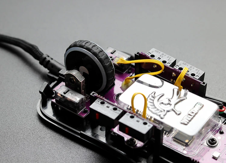 Ducky Feather Black & White pelė žaidimams su Huano Switch aprašymas - Prekės nuotrauka